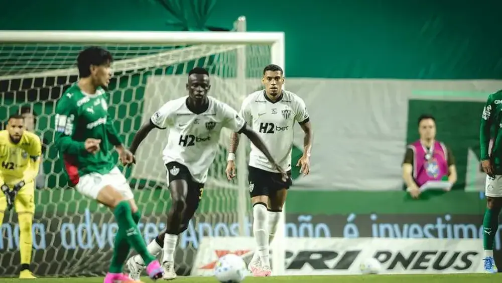 Palmeiras vence Athletico-PR com um a menos e segue na liderança